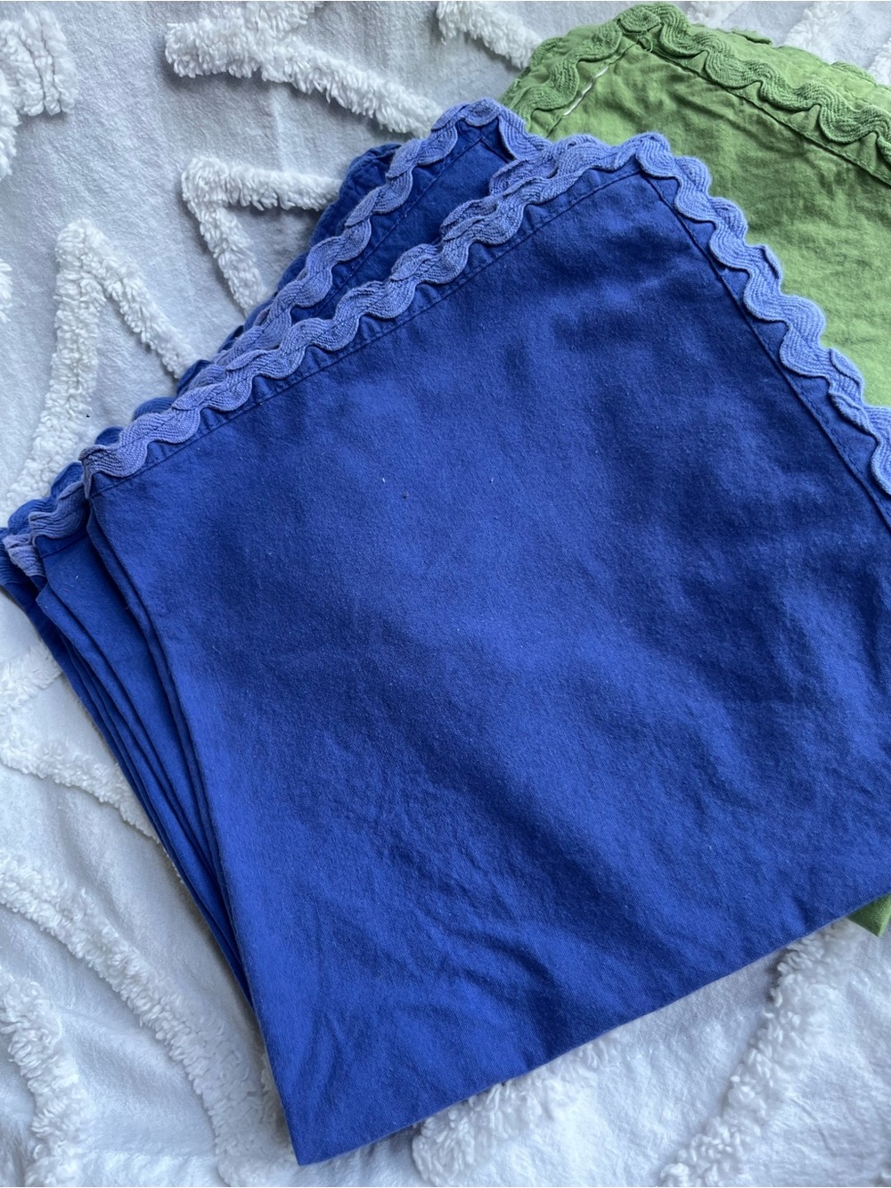 8 Pretty Napkins Edged in Rickrack - Picture 2 of 4